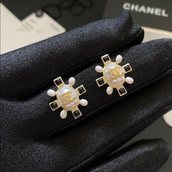 CHANEL Jewelry - Chanel mini pearl stud earrings